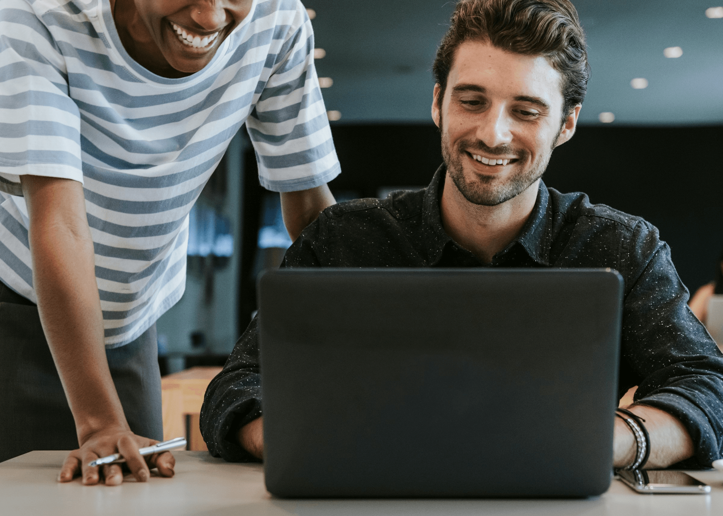 Team in einem modernen kleinen Unternehmen